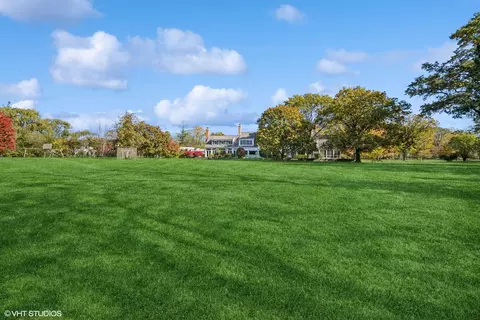 Exterior - 650 Briar Ln, Northfield, IL 60093 photo 7 of 10