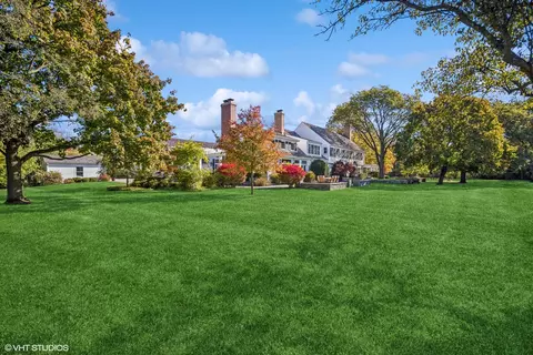 Exterior - 650 Briar Ln, Northfield, IL 60093 photo 6 of 10