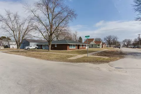 302 E Barker St, Tuscola, IL 61953