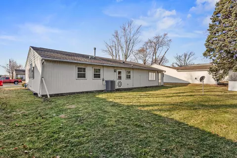 Exterior - 3310 W William St, Champaign, IL 61821 photo 4 of 6
