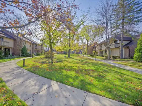 17 Kyle Ct, Willowbrook, IL 60527 photo 2