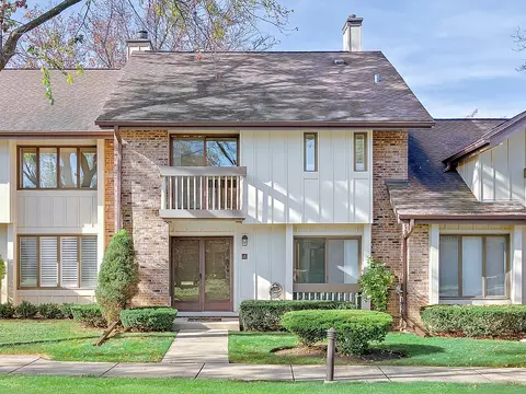 17 Kyle Ct, Willowbrook, IL 60527