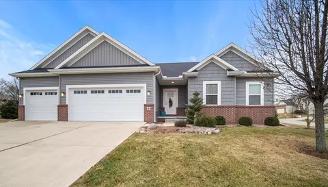 6 Fiddlestix Ct, Bloomington, IL 61705