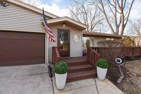 1102 N Waterman Ave, Arlington Heights, IL 60004