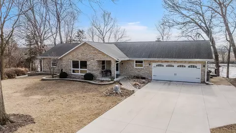 433 River Bluff Dr, Dixon, IL 61021 photo 2