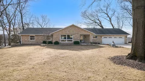 433 River Bluff Dr, Dixon, IL 61021