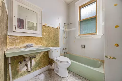 Bath - 824 E 48th St, Chicago, IL 60615 photo 3 of 4