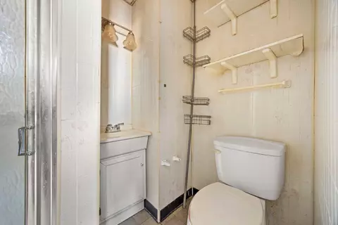 Bath - 824 E 48th St, Chicago, IL 60615 photo 1 of 4
