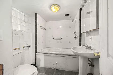 Bath - 824 E 48th St, Chicago, IL 60615 photo 4 of 4