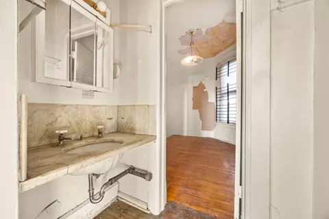 Bath - 824 E 48th St, Chicago, IL 60615 photo 2 of 4
