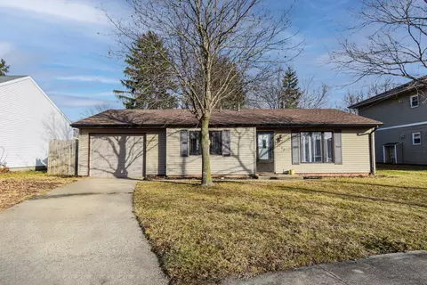 1202 N Nixon Dr, Pontiac, IL 61764