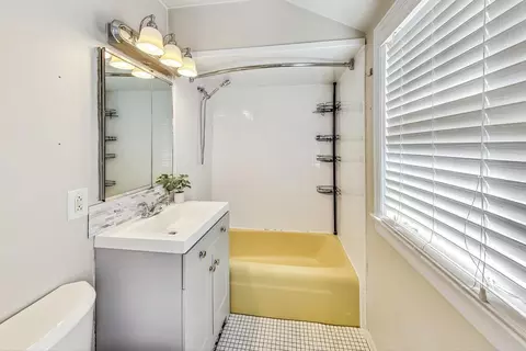 Bath - 478 Rose Ave, Des Plaines, IL 60016 photo 1 of 2