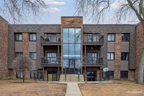 1484 Stonebridge Cir #B3, Wheaton, IL 60189