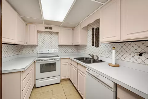 3504 Lakeview Dr #105, Hazel Crest, IL 60429 photo 7