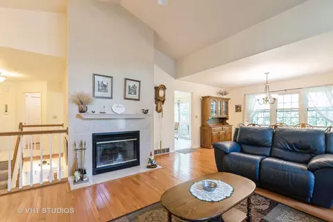 524 Shagbark Dr, Elgin, IL 60123 photo 4