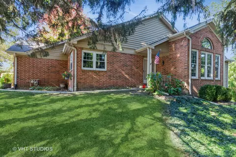 524 Shagbark Dr, Elgin, IL 60123 photo 2