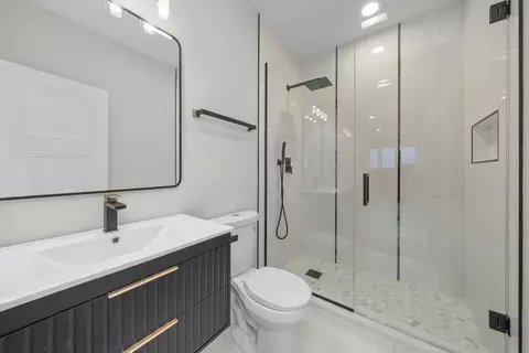 Bath - 8620 S 77 Ct, Bridgeview, IL 60455 photo 2 of 3