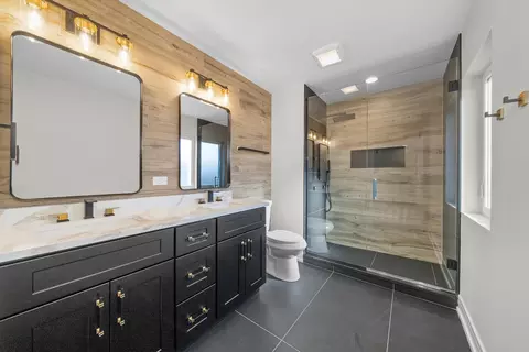 Bath - 8620 S 77 Ct, Bridgeview, IL 60455 photo 1 of 3