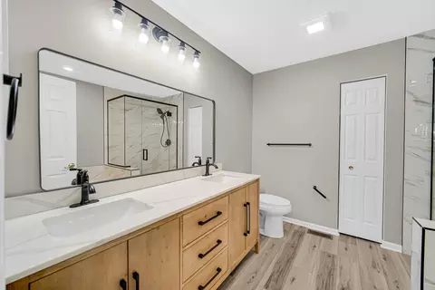Bath - 126 Bay Dr, Itasca, IL 60143 photo 2 of 4