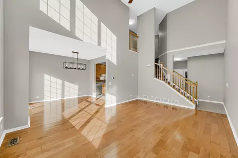 Living - 126 Bay Dr, Itasca, IL 60143 photo 2 of 5