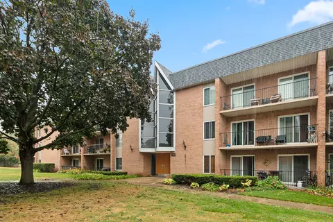 1052 N Mill St #204, Naperville, IL 60563