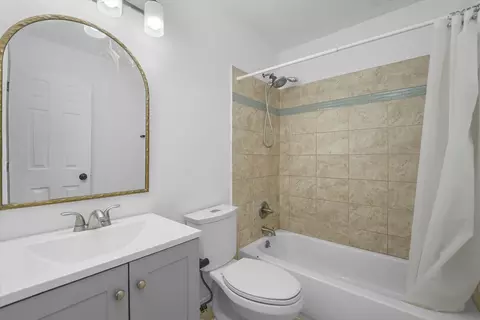 Bath - 1114 Sebring Dr, Elgin, IL 60120 photo 1 of 2