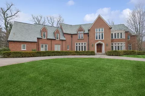 1085 E Ringwood Rd S, Lake Forest, IL 60045