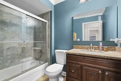 Bath - 1345 Blair Ln, Hoffman Estates, IL 60169 photo 2 of 3