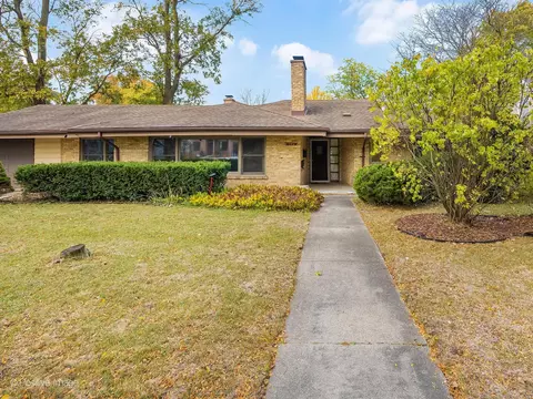 246 Holmes Ave, Clarendon Hills, IL 60514