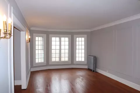 Living - 2219 E 70th St #2D, Chicago, IL 60649 photo 1 of 2