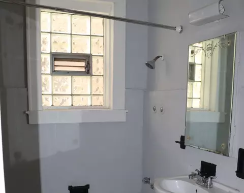 Bath - 2219 E 70th St #2D, Chicago, IL 60649 photo 1 of 1
