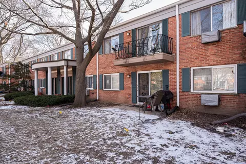 2411 S Goebbert Rd #206, Arlington Heights, IL 60005