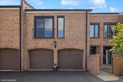19 W255 Governors Trl, Oak Brook, IL 60523
