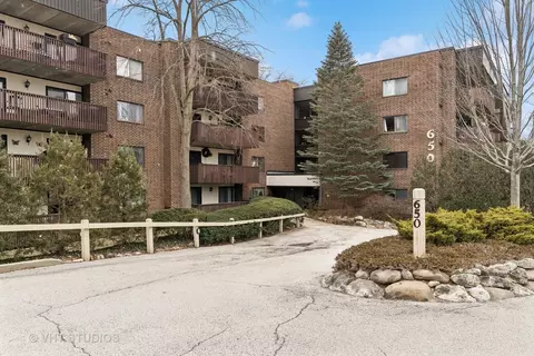 650 Whitney Ct #402, Gurnee, IL 60031