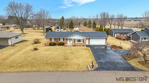 12423 Ellwood Greens Rd, Genoa, IL 60135