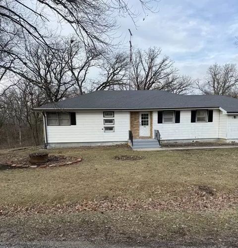 202 Hickory Dr, Roberts, IL 60962 photo 1