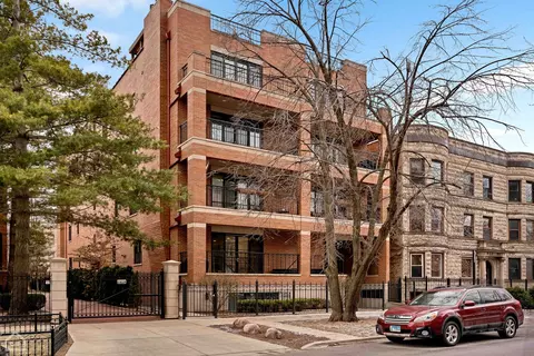 841 W Grace St #3NE, Chicago, IL 60613