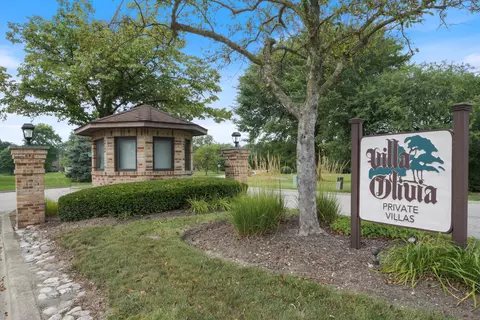 1830 Golf View Dr, Bartlett, IL 60103 photo 2