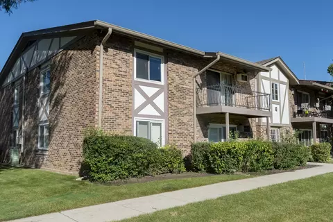 9 S025 Lake Dr #10-208, Willowbrook, IL 60527