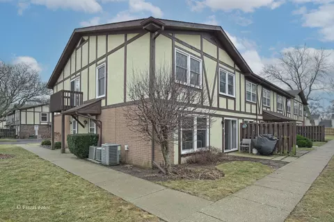 404 Saint Johns Rd #B, Woodstock, IL 60098