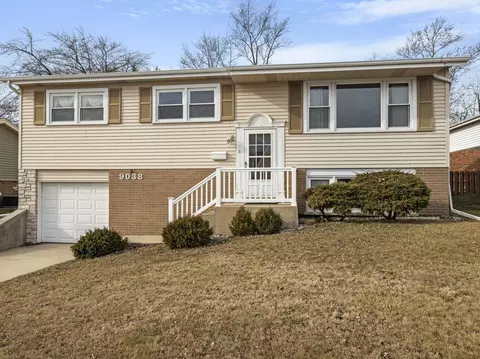 9038 S Oakwood Dr, Hickory Hills, IL 60457