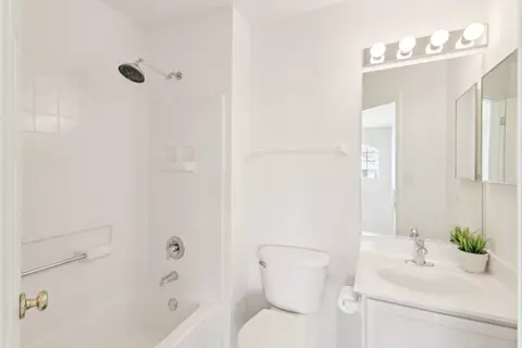 Bath - 2417 Daybreak Ct, Elgin, IL 60123 photo 3 of 3