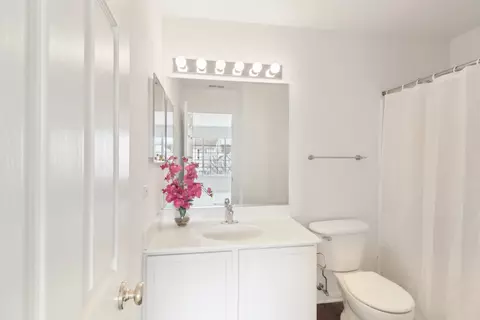 Bath - 2417 Daybreak Ct, Elgin, IL 60123 photo 2 of 3