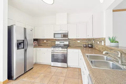 Kitchen - 2417 Daybreak Ct, Elgin, IL 60123 photo 2 of 3
