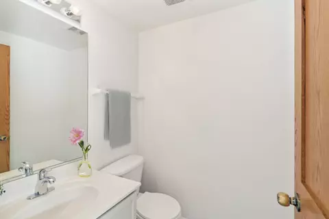 Bath - 2417 Daybreak Ct, Elgin, IL 60123 photo 1 of 3
