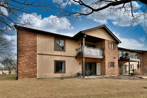 1118 Prescott Dr #1A, Roselle, IL 60172