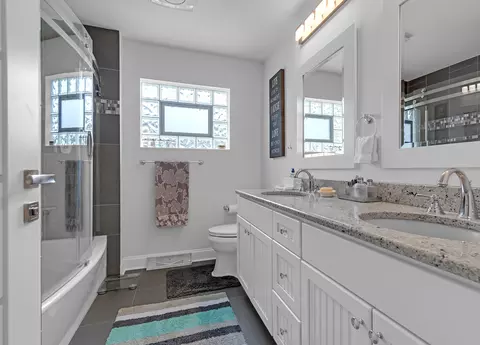 Bath - 2275 Westview Dr, Des Plaines, IL 60018 photo 2 of 3