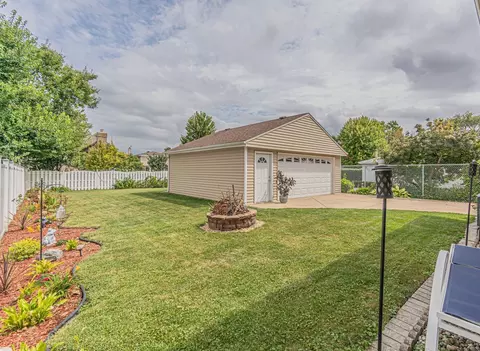 Exterior - 2275 Westview Dr, Des Plaines, IL 60018 photo 5 of 10