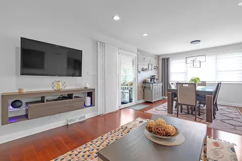 Living - 2275 Westview Dr, Des Plaines, IL 60018 photo 5 of 7