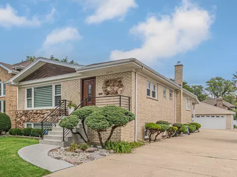 Exterior - 2275 Westview Dr, Des Plaines, IL 60018 photo 1 of 10